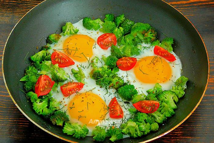 Яичница с брокколи и помидорами готовится на сковороде 4 минуты