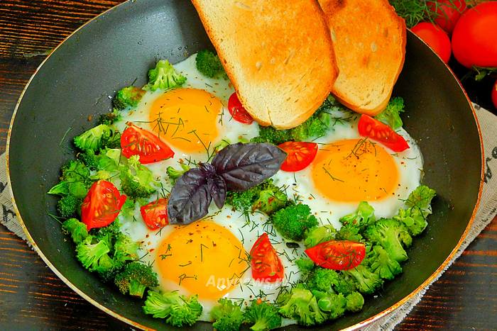 Яичница из перепелиных яиц с брокколи мини и микрозеленью — пошаговый рецепт с фото от Bonduelle