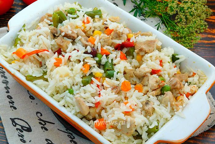 Рассыпчатый рис с овощами и курицей в духовке
