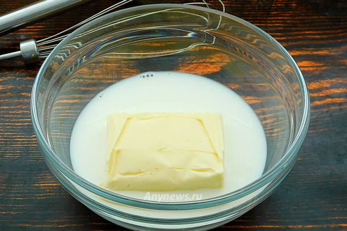 В миску влить молоко и выложить сливочное масло