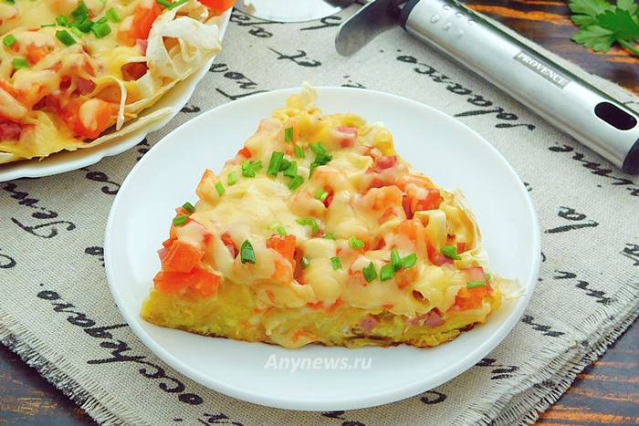 Пицца из резанного соломкой лаваша на сковороде - фото