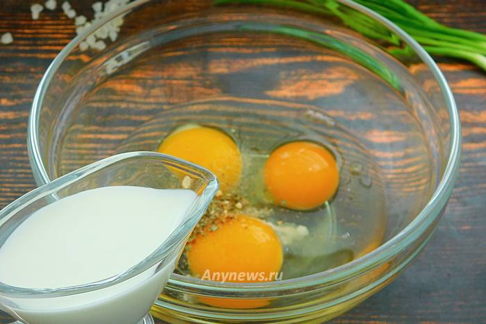 В миску разбить яйца, добавить соль и приправы
