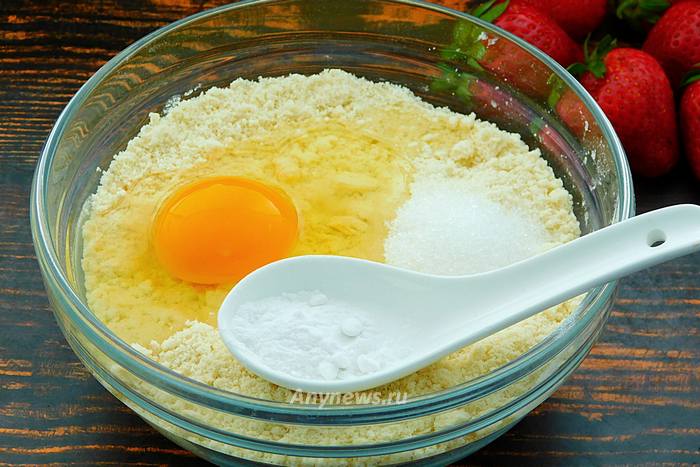 Разбить яйцо в тесто, добавить сахар и разрыхлитель