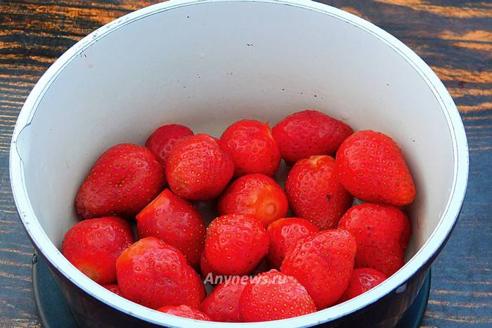 В кастрюлю выложить ягоды клубники