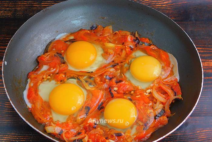 Жарить яичницу с помидорами и луком 4-5 минут