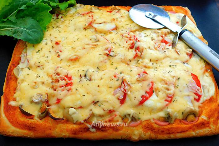 Пицца на слоеном тесте в духовке с сосисками, грибами и сыром
