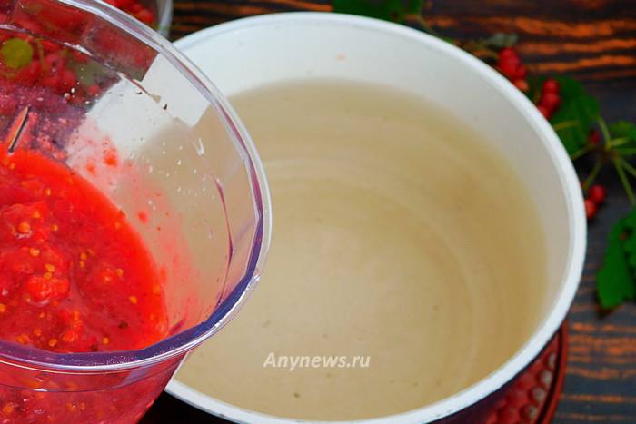 Выложить ягодную массу из чаши комбайна в кастрюлю