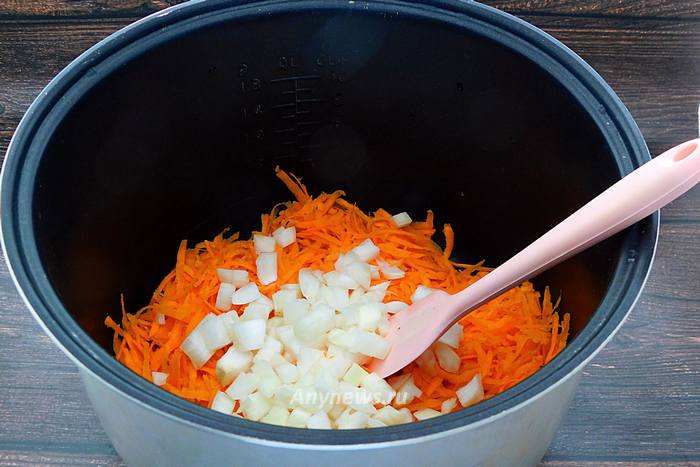 Морковку натереть на терке, лук измельчить кубиком