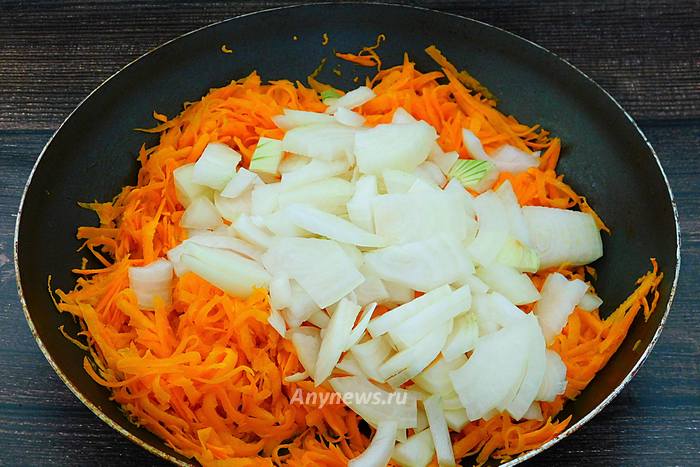Обжарить морковь и репчатый лук на сковороде