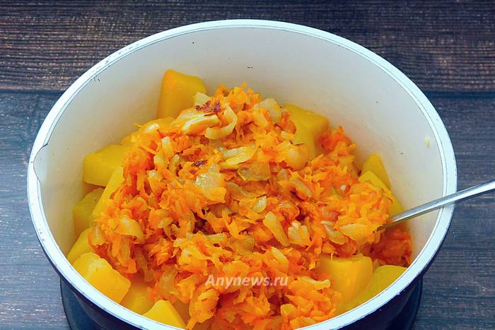 Выложить к кабачкам обжаренные морковь и лук