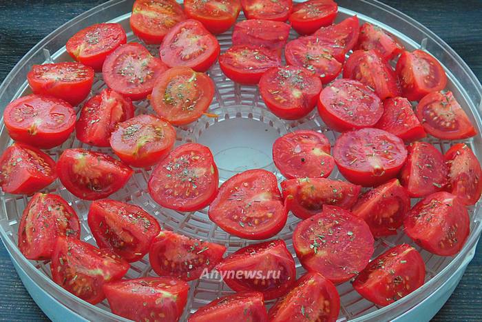 Посыпать томаты посолочной смесью