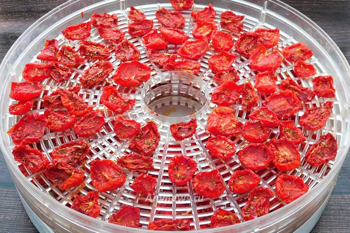 Вяленые помидоры в электросушилке готовы через 7-8 часов