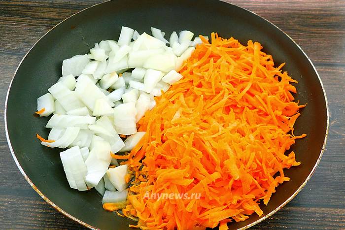 Морковь и лук выложить в разогретое растительное масло