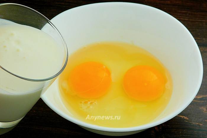 Разбить в миску яйца и влить кефир