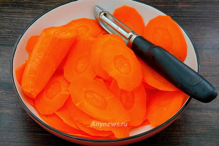 Морковь нарезать на тонкие слайсы