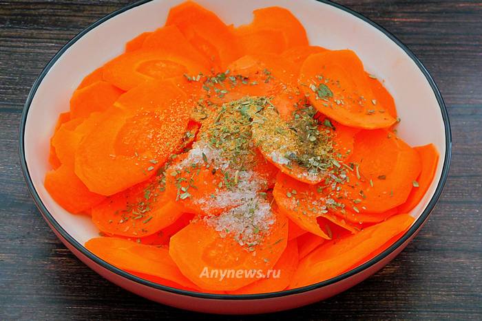 Приправить морковку специями, добавить растительное масло