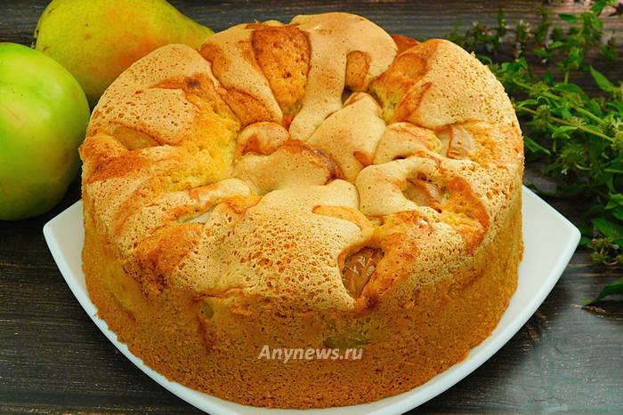 Пышный пирог с яблоками и грушами