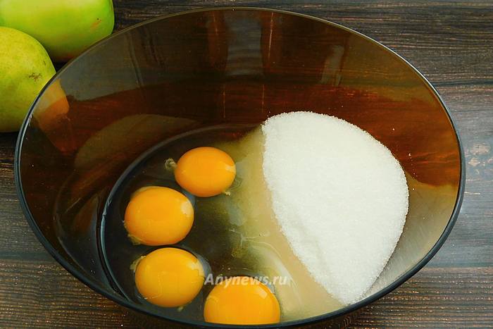 В миску разбить яйца и всыпать сахар