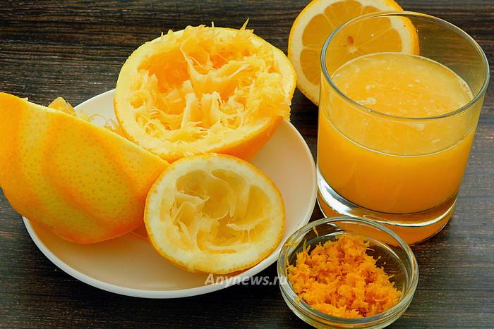 Натереть цедру апельсина и лимона на мелкой терке