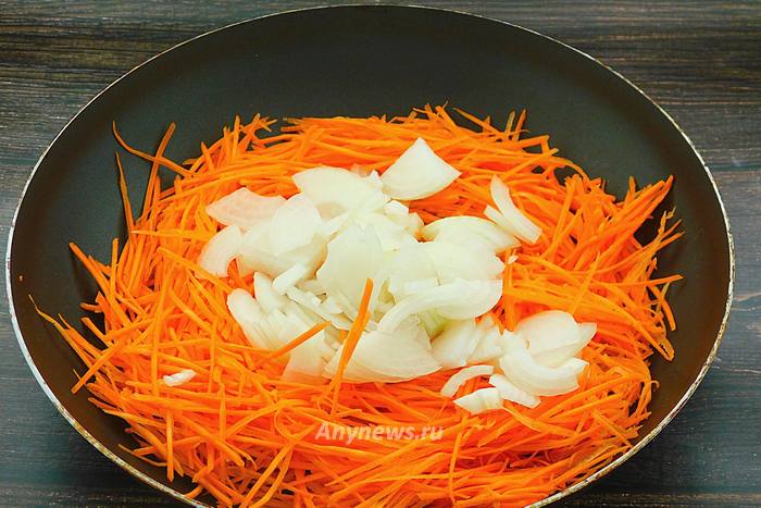 Морковку натереть на терке и обжарить на сковороде