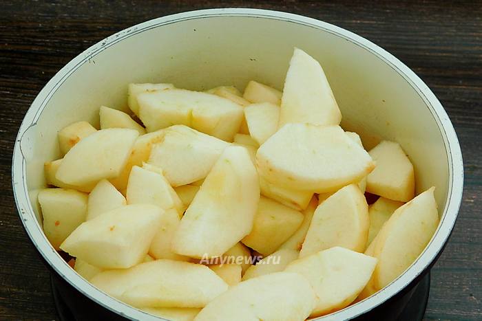 Очищенные и порезанные яблоки добавить к тыкве