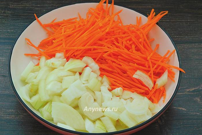 Морковь натереть на терке, лук измельчить кубиками