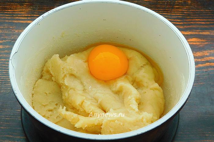 Разбить в тесто куриное яйцо