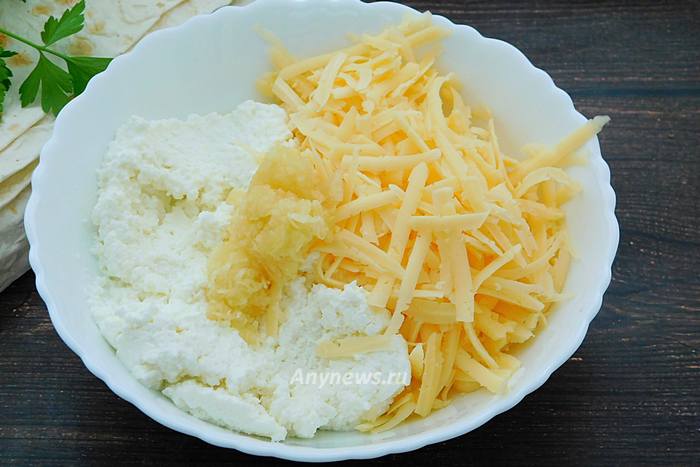 Для начинки в миску выложить творог, твердый сыр
