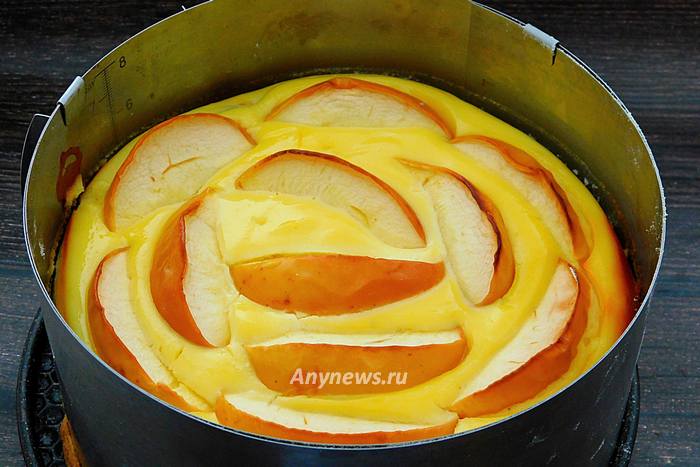 Выпекать пирог с творожным сыром и яблоками в духовке полчаса