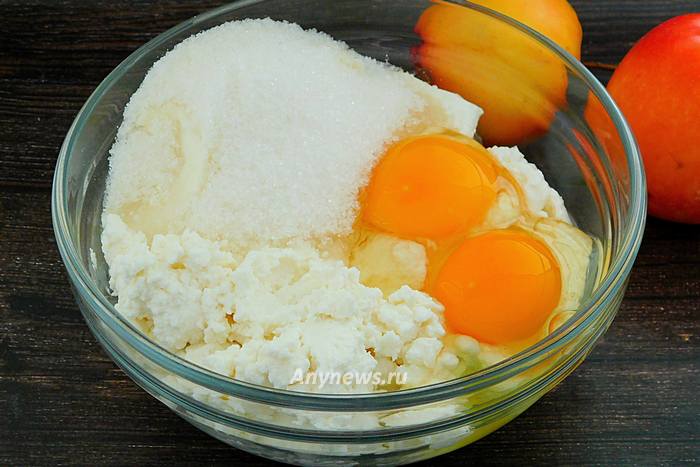 в миску поместить творожный сыр, сахар и яйца