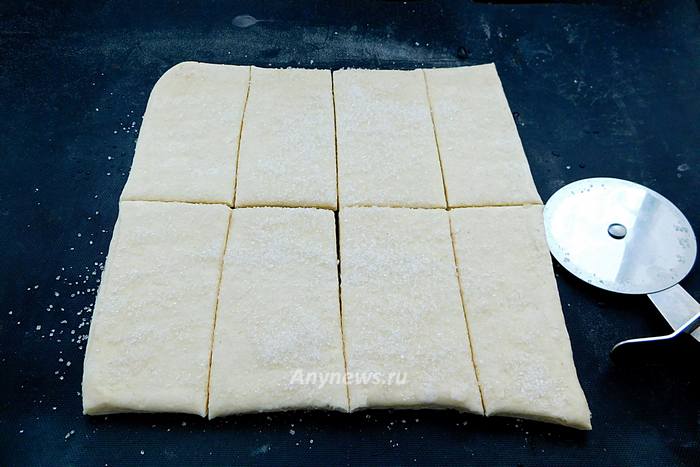 Роликом нарезать тесто на квадраты или прямоугольники