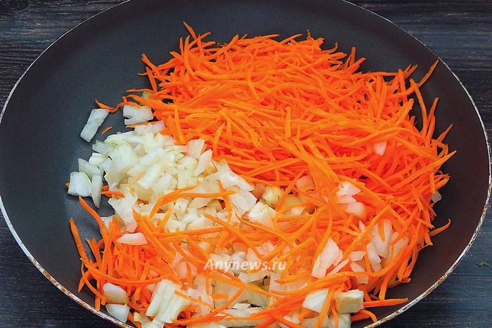 Морковь натереть, лук нарезать тонкими лентами