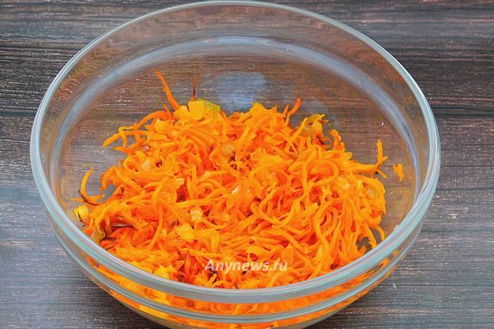 Обжарить лук и морковь на сковороде
