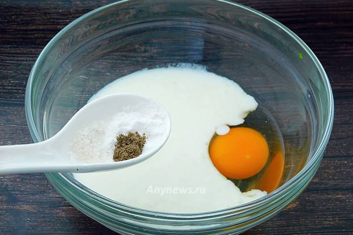 Кефир вылить в миску, добавить яйцо, соль и соду