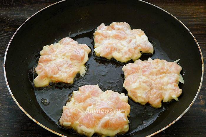 выложить рубленное мясо в виде оладий на сковороду