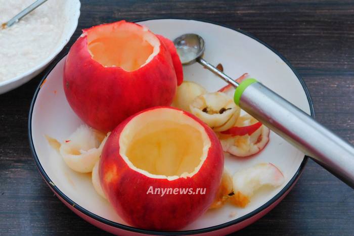 У яблок вырезать сердцевину и часть мякоти