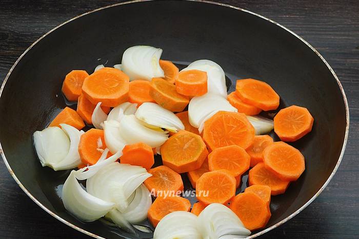 Морковь и лук нарезать произвольно