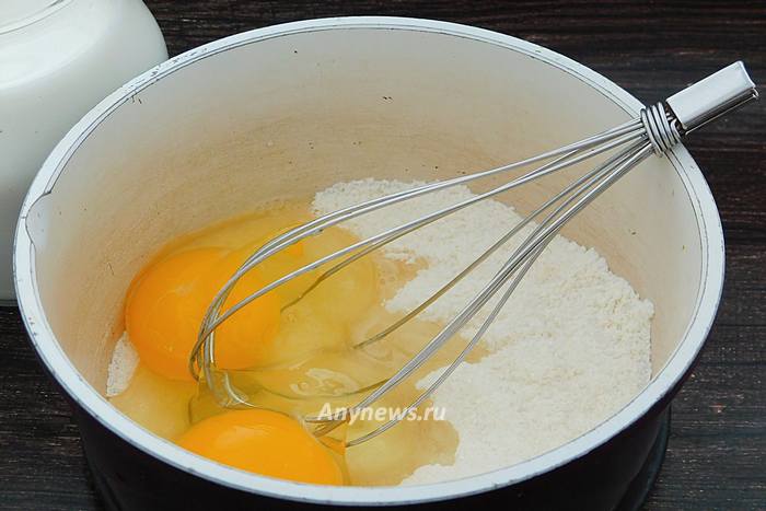 Размешать венчиком сухие ингредиенты, добавить яйцо
