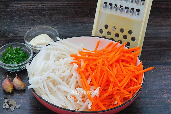 Дайкон и морковь натереть на терке