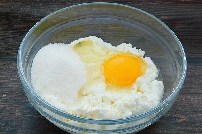 В миску выложить творог, яйцо и сахар