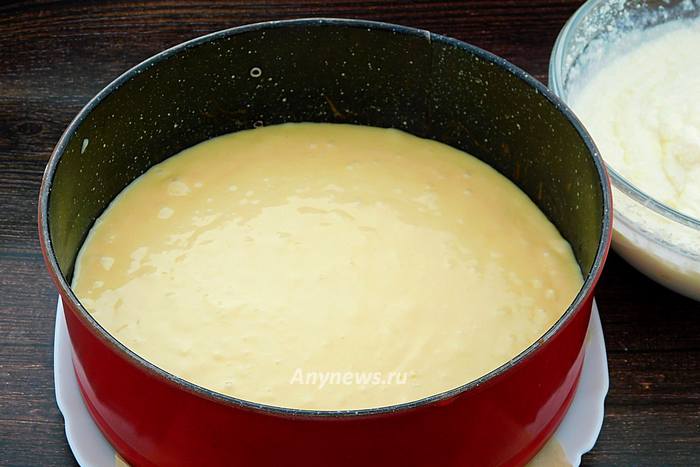 Вылить тесто в смазанную маслом форму