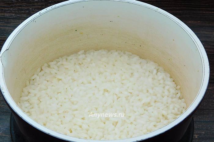Рис промыть, залить водой и отварить