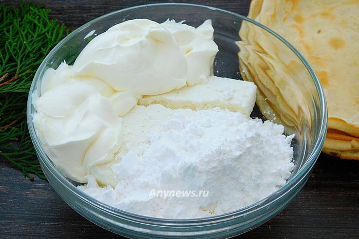 Для крема в миску выложить творог, сметану и сахарную пудру