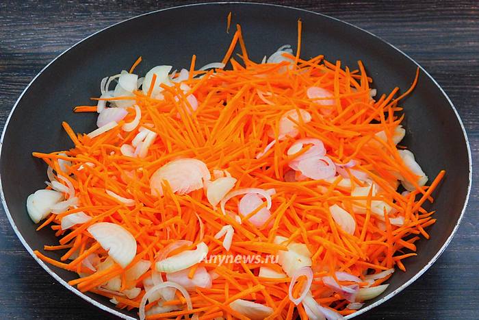 Морковь и лук нарезать, обжарить на сковороде