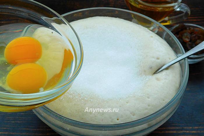 Всыпать сахар и разбить куриные яйца