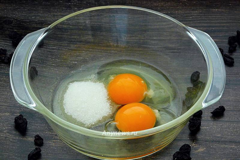 В миску разбить яйца, всыпать сахар