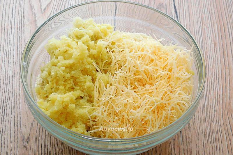 Картофель и сыр натереть на терке