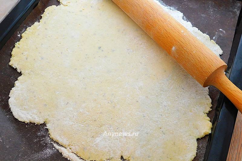 Раскатать картофельное тесто в пласт