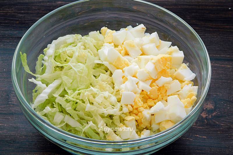 Пересыпать капусту и яйца в салатник