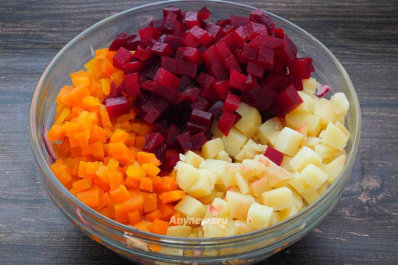 Картошку, морковь и свеклу выложить в салатник